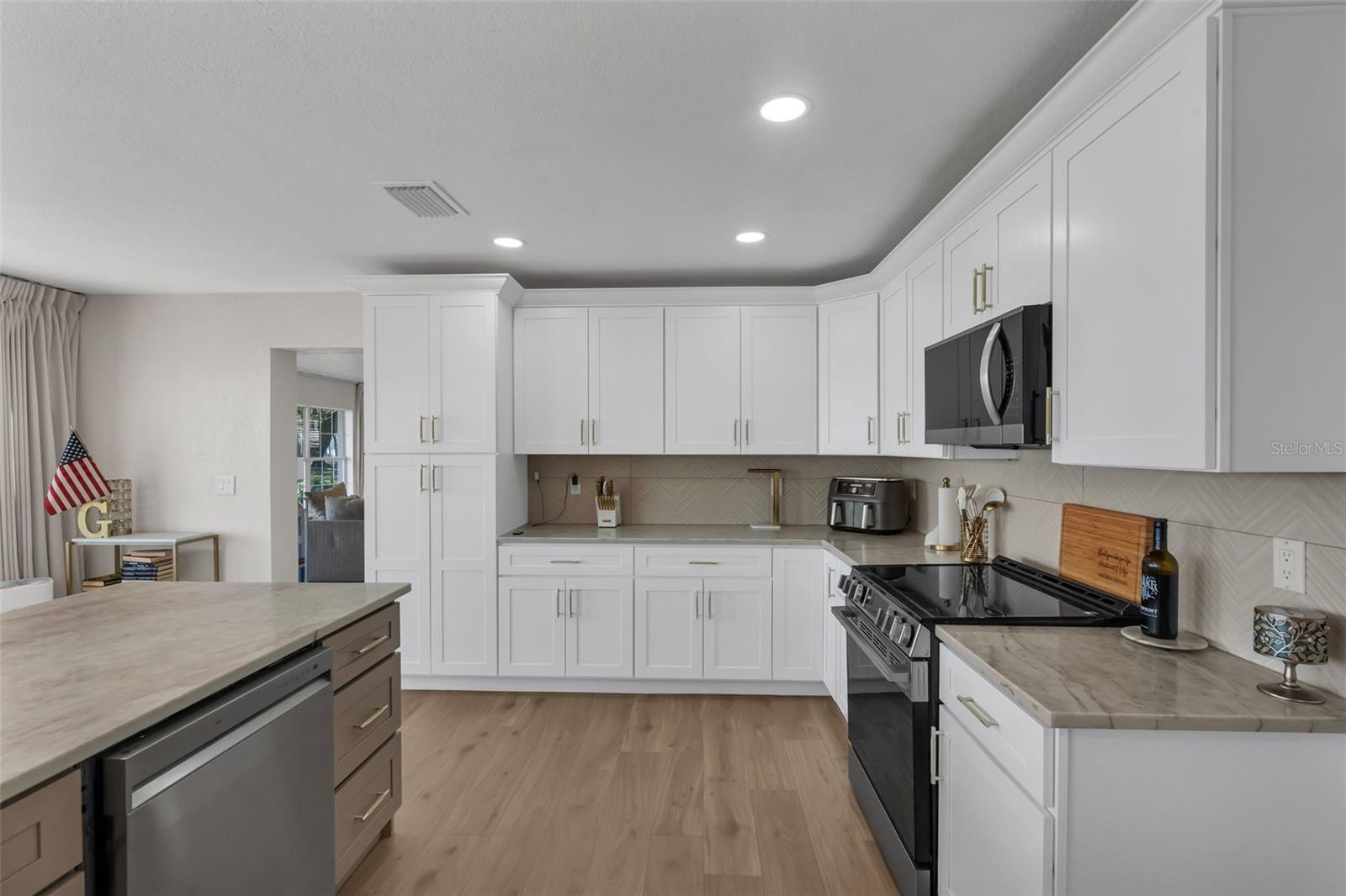 BEVERLY SHORES - Residential