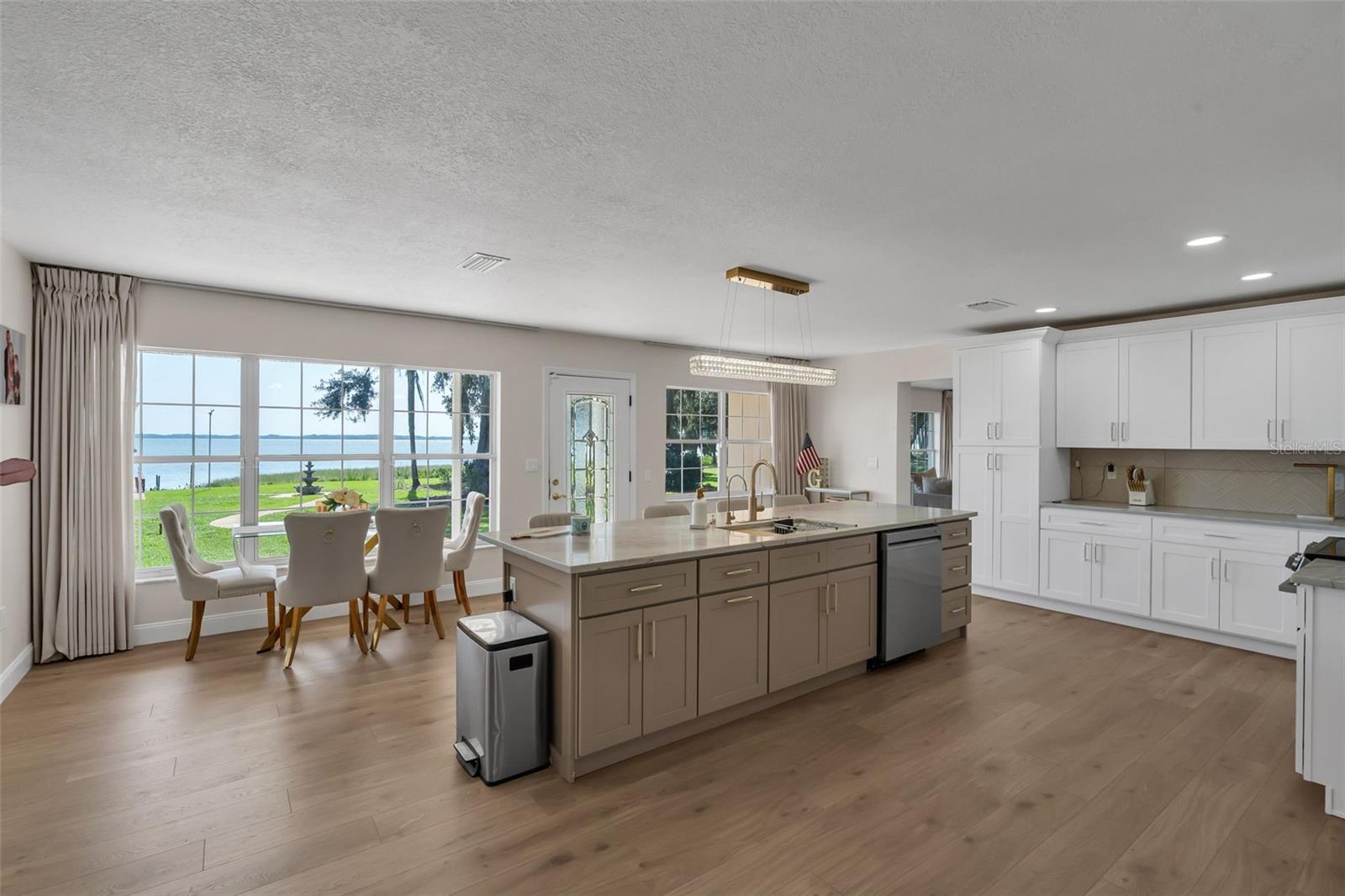 BEVERLY SHORES - Residential