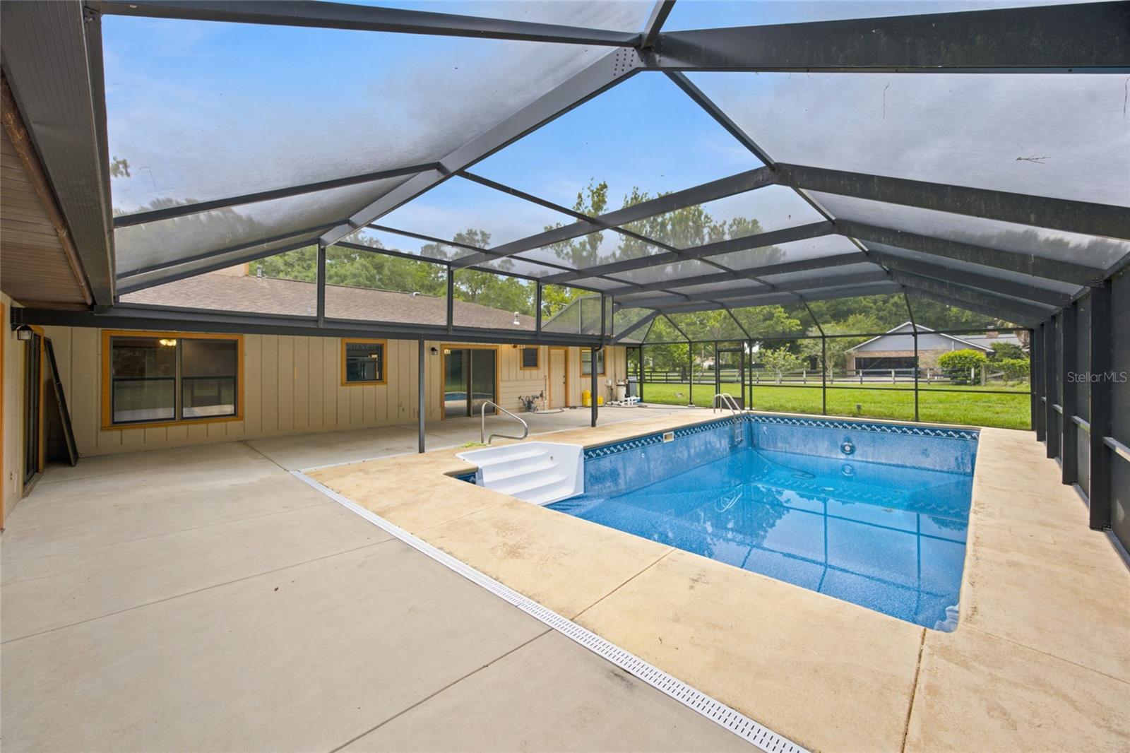 COUNTRY ESTATE - Residential