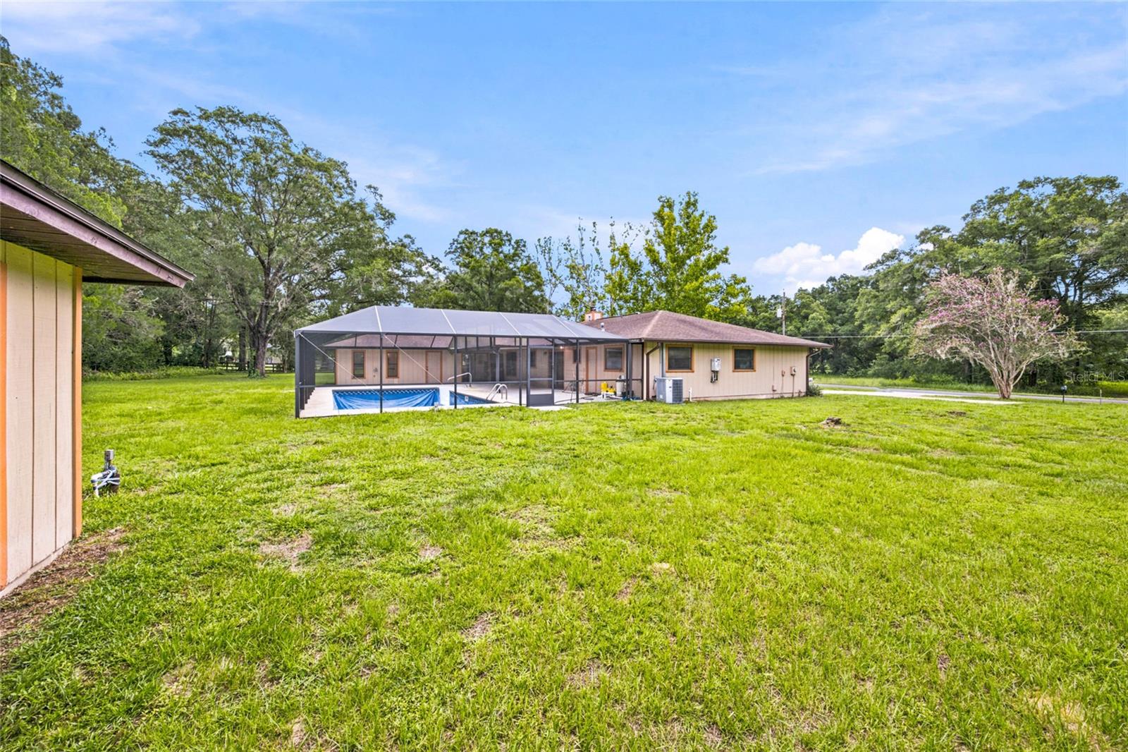 COUNTRY ESTATE - Residential