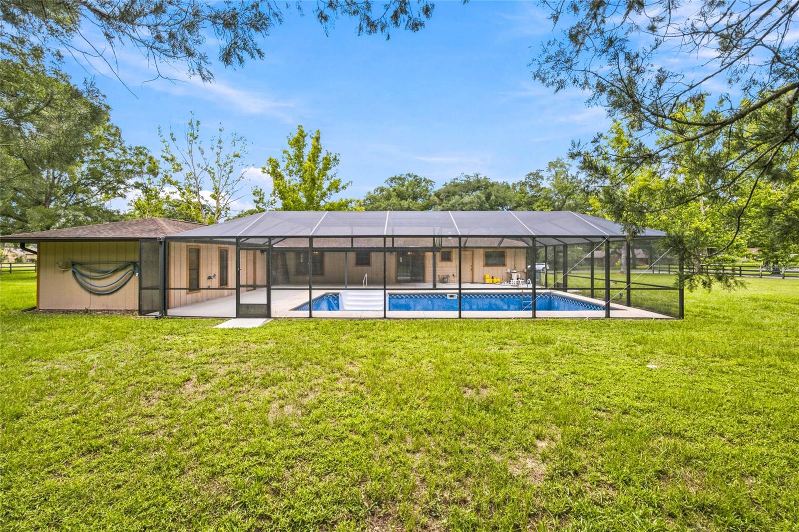 COUNTRY ESTATE - Residential