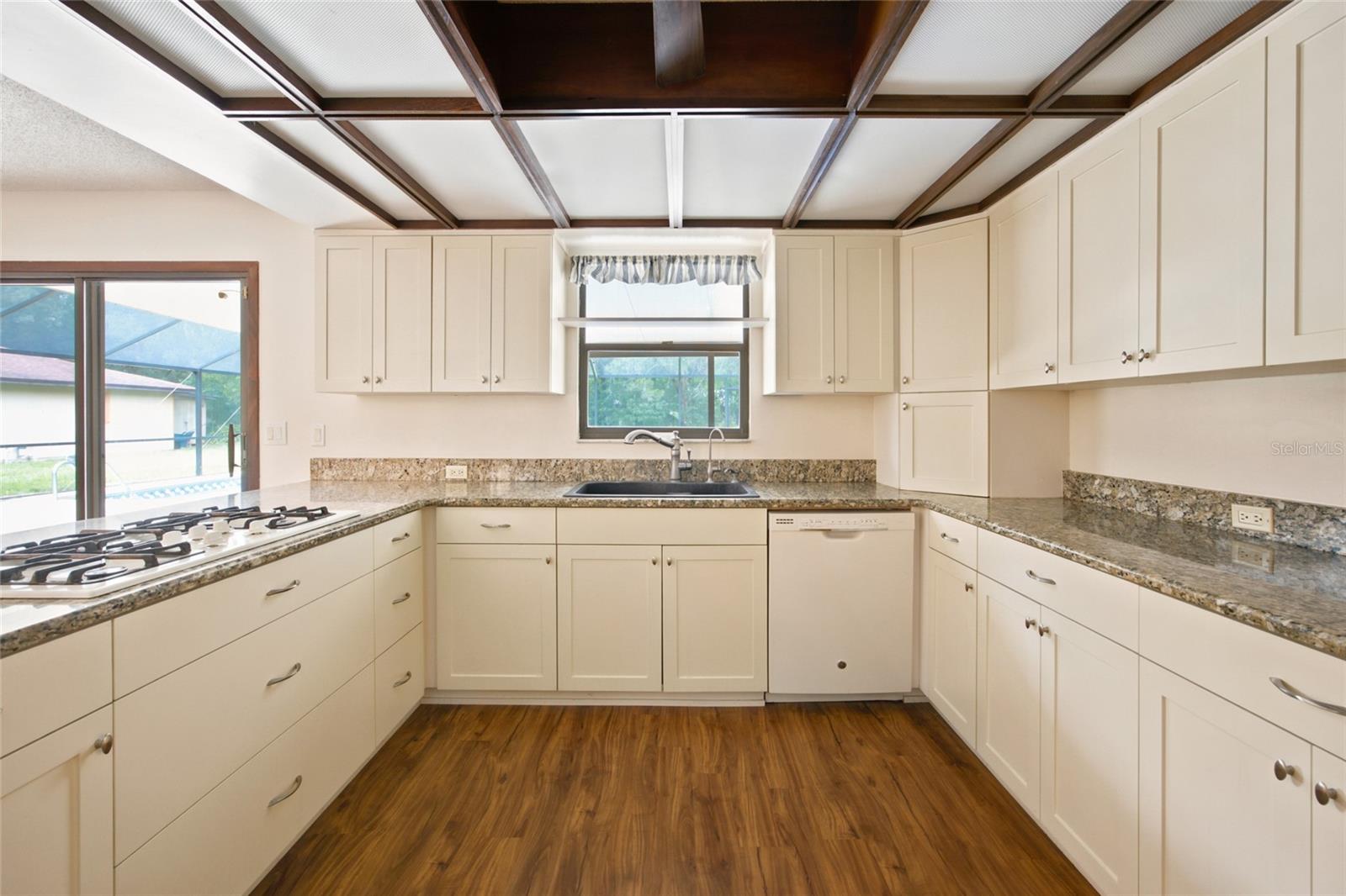 COUNTRY ESTATE - Residential