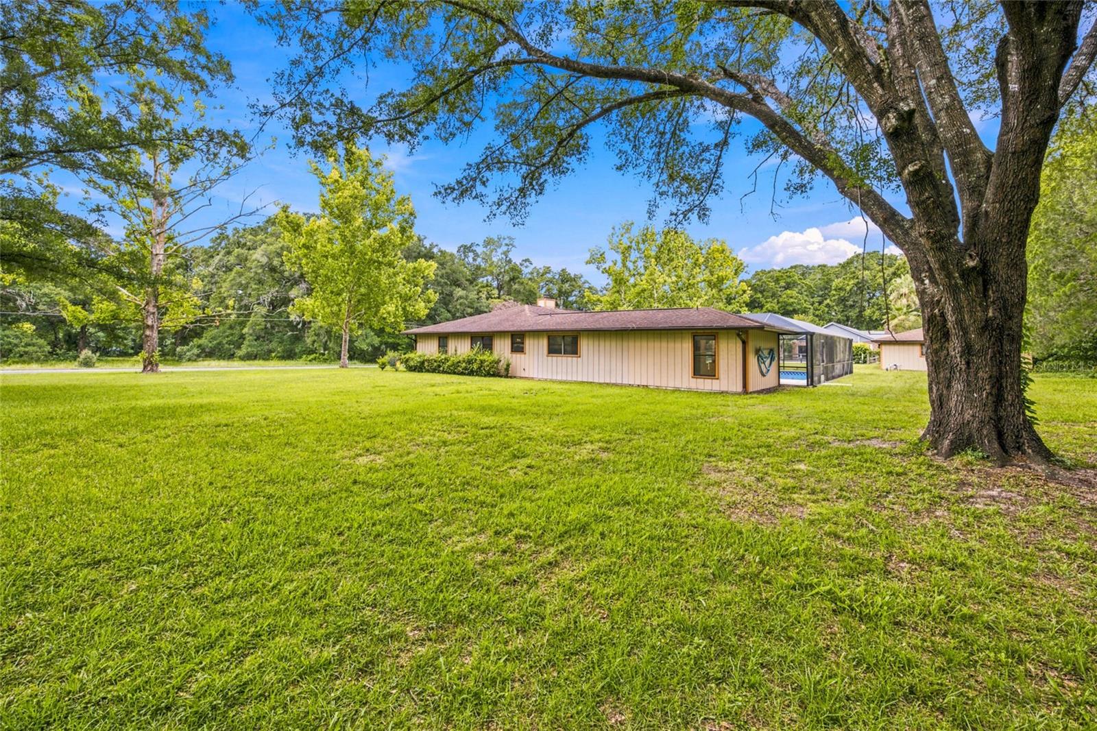 COUNTRY ESTATE - Residential