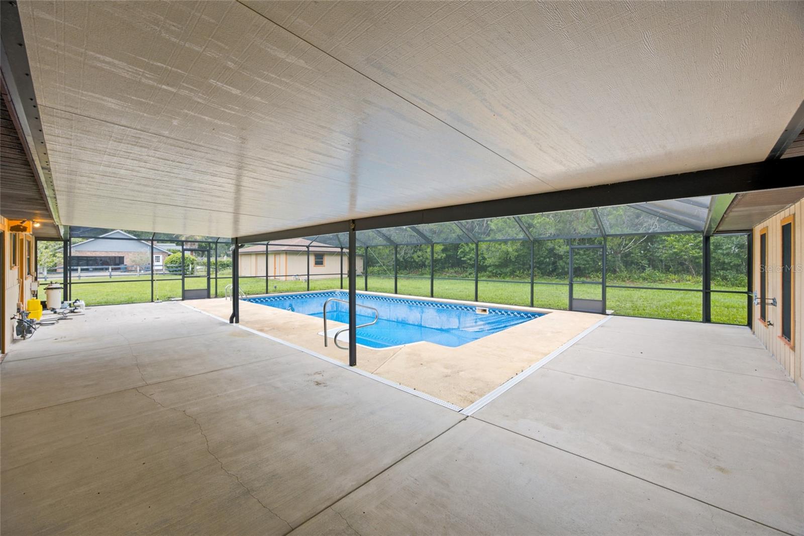 COUNTRY ESTATE - Residential