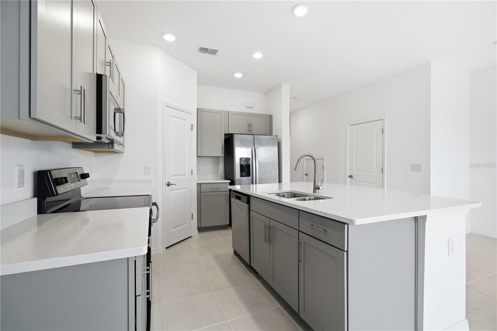 ARTISAN LAKES EDGESTONE NORTH PH I & II - Residential Lease