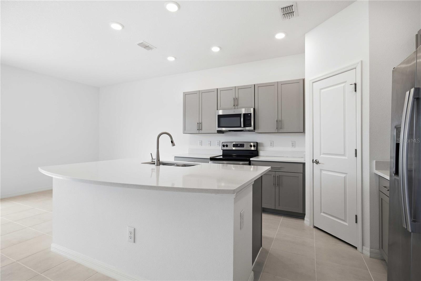 ARTISAN LAKES EDGESTONE NORTH PH I & II - Residential Lease