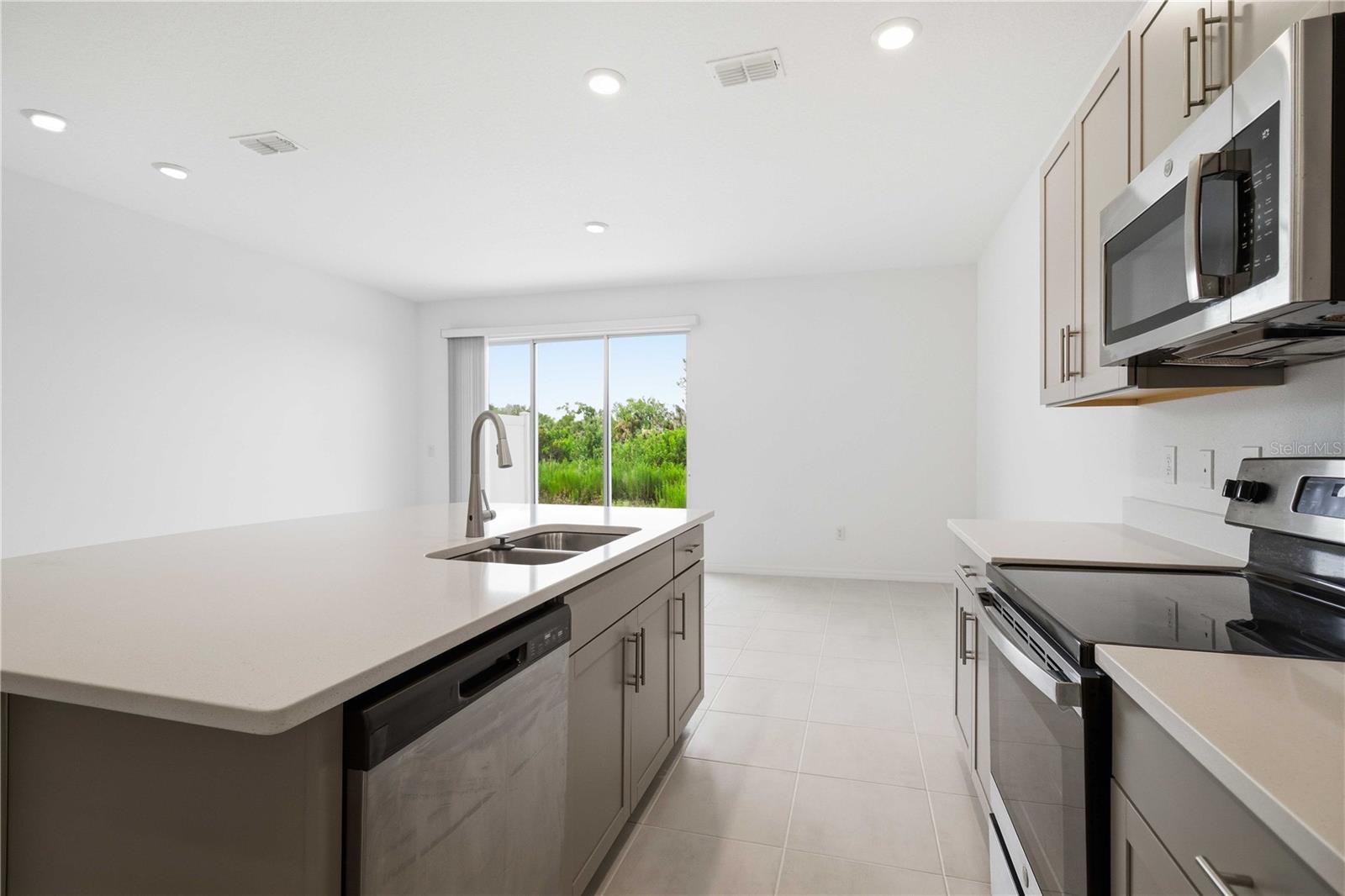 ARTISAN LAKES EDGESTONE NORTH PH I & II - Residential Lease