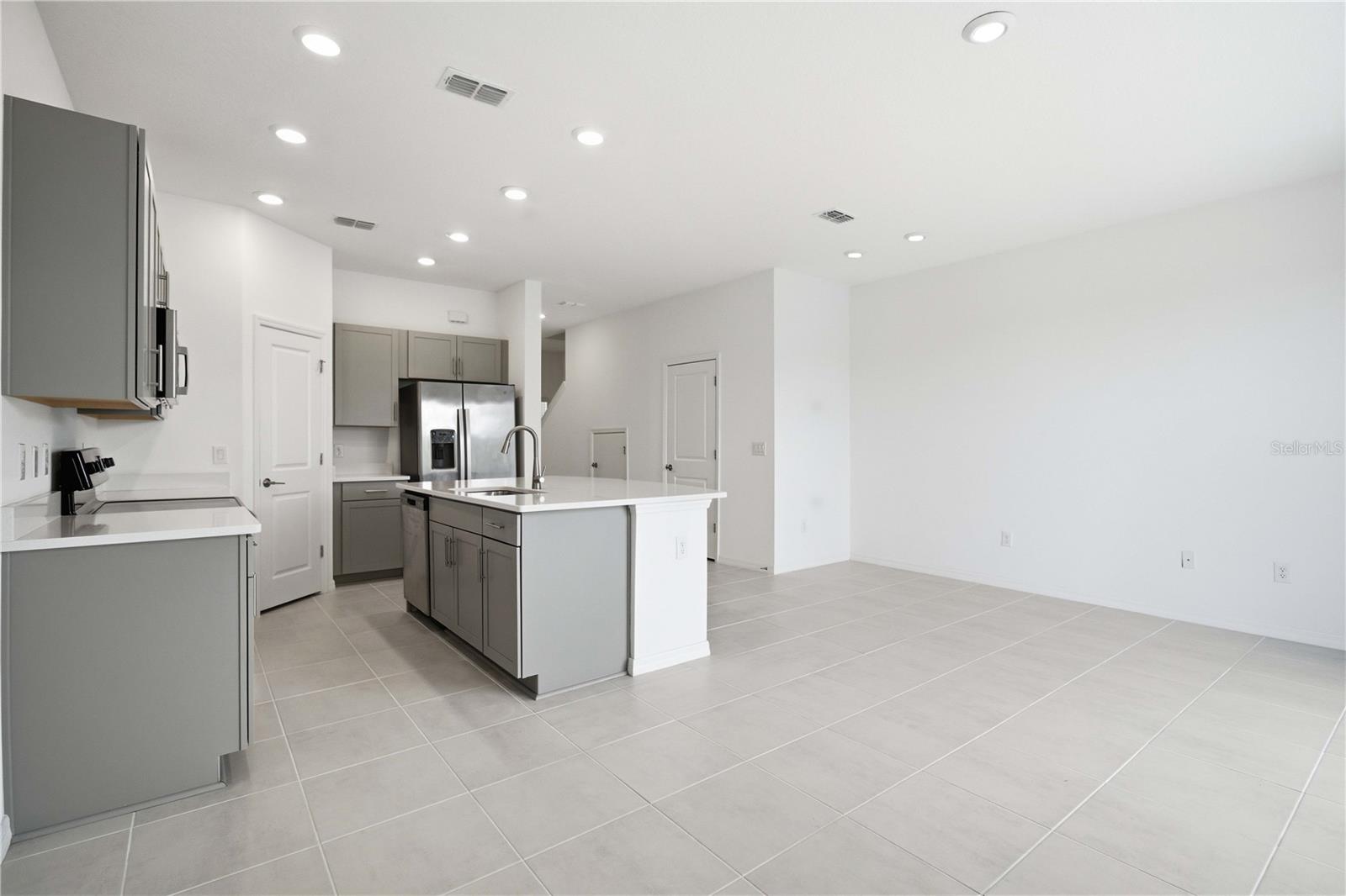 ARTISAN LAKES EDGESTONE NORTH PH I & II - Residential Lease