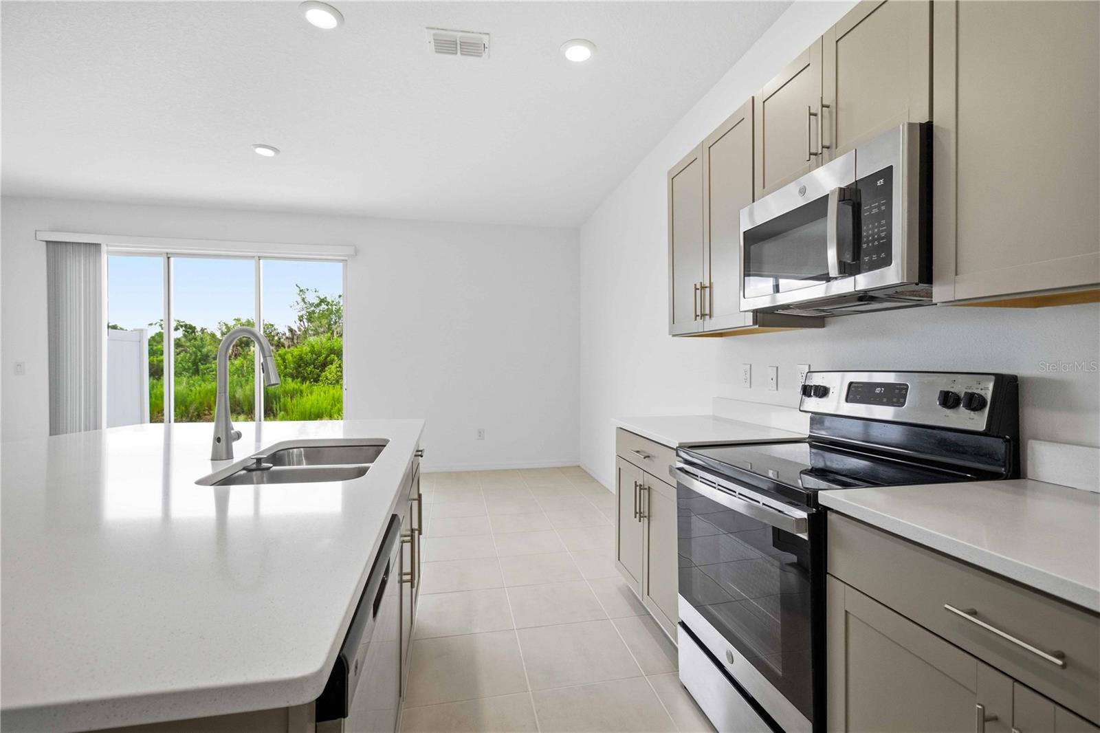 ARTISAN LAKES EDGESTONE NORTH PH I & II - Residential Lease
