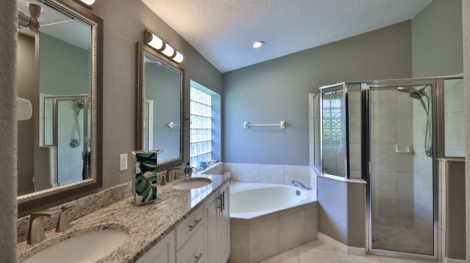 LIONSPAW ACCLAIM TR A - Residential