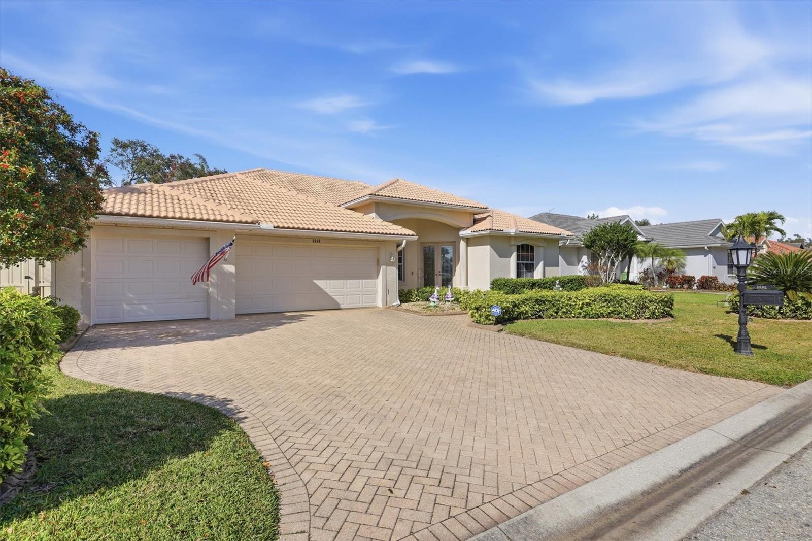 THREE OAKS - Residential