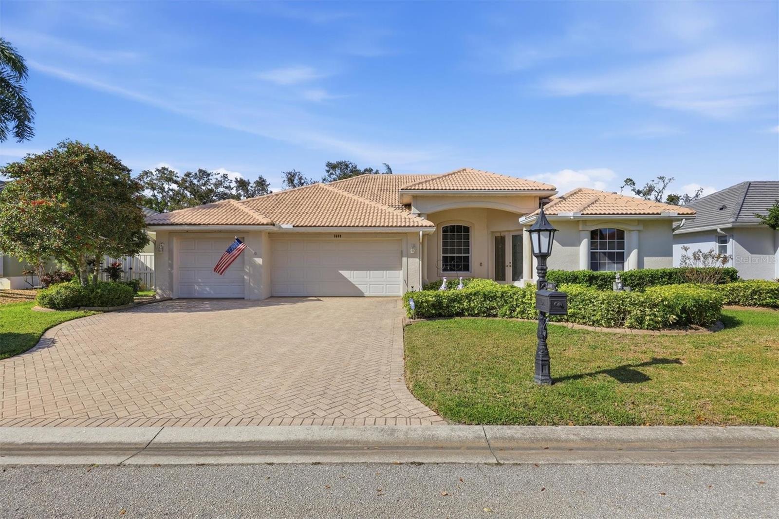 THREE OAKS - Residential