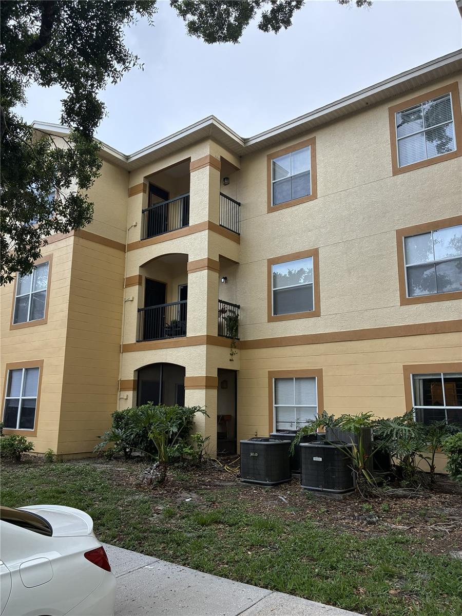 A top floor unit 2 bed 2 full bath unit in a gated community. The Pinnacle at Carrollwood has a clubhouse, pool, laundry room and a fitness center. It is located next to Essrig Elementary School on Lynn Turner Road in the northwest Carrollwood area of Tampa. Pinnacle has on 5 day on site manager and 7 day security. Plantation has a active community activity committee.
Close to shopping, good schools, USF and Tampa Airport. There are no owner rental restrictions other than tenants must complete a application with management to be approved to live in The Pinnacle.
