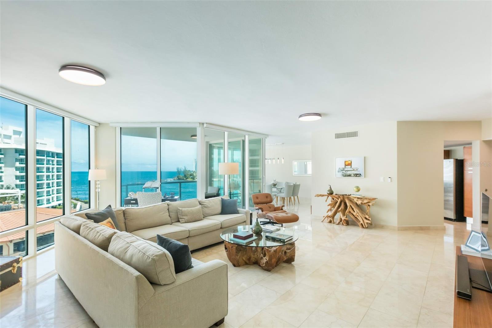 LAGUNA PLAZA - Residential