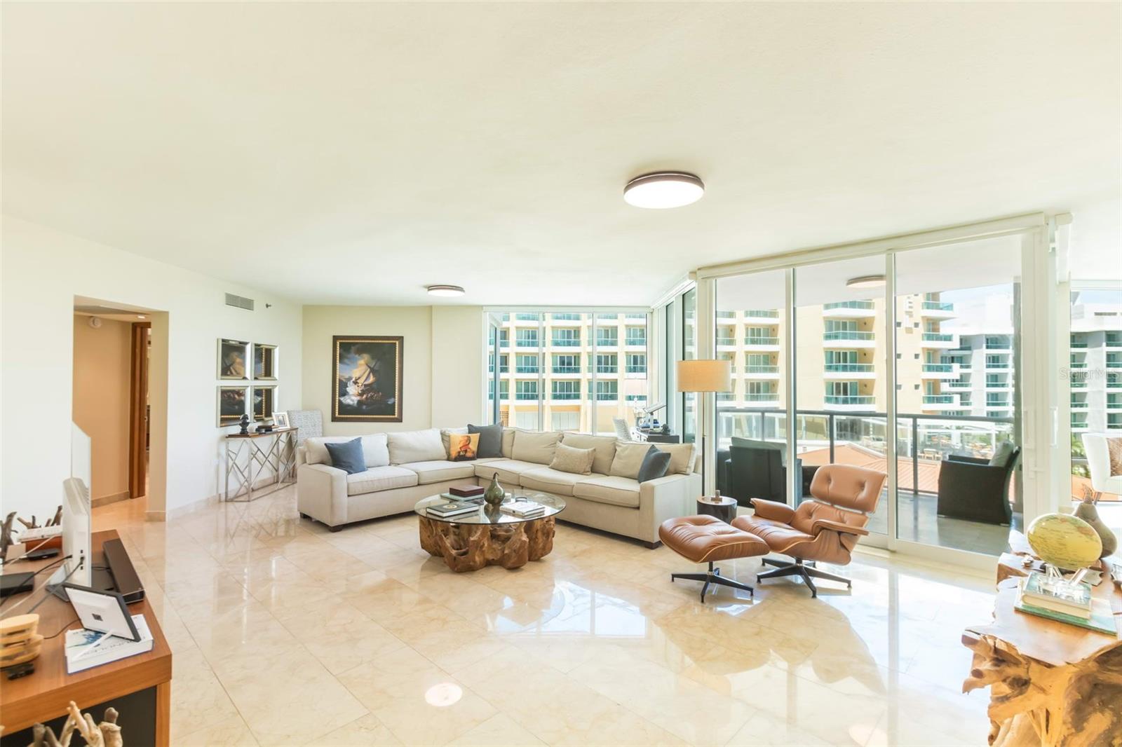 LAGUNA PLAZA - Residential