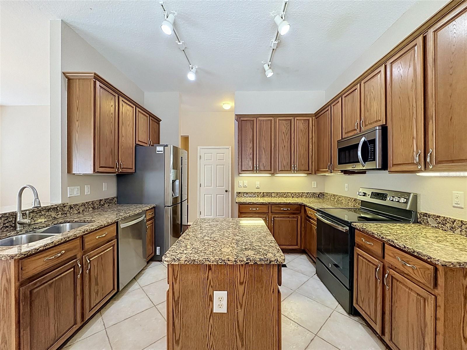 PINEWOOD COUNTRY ESTATES - Residential
