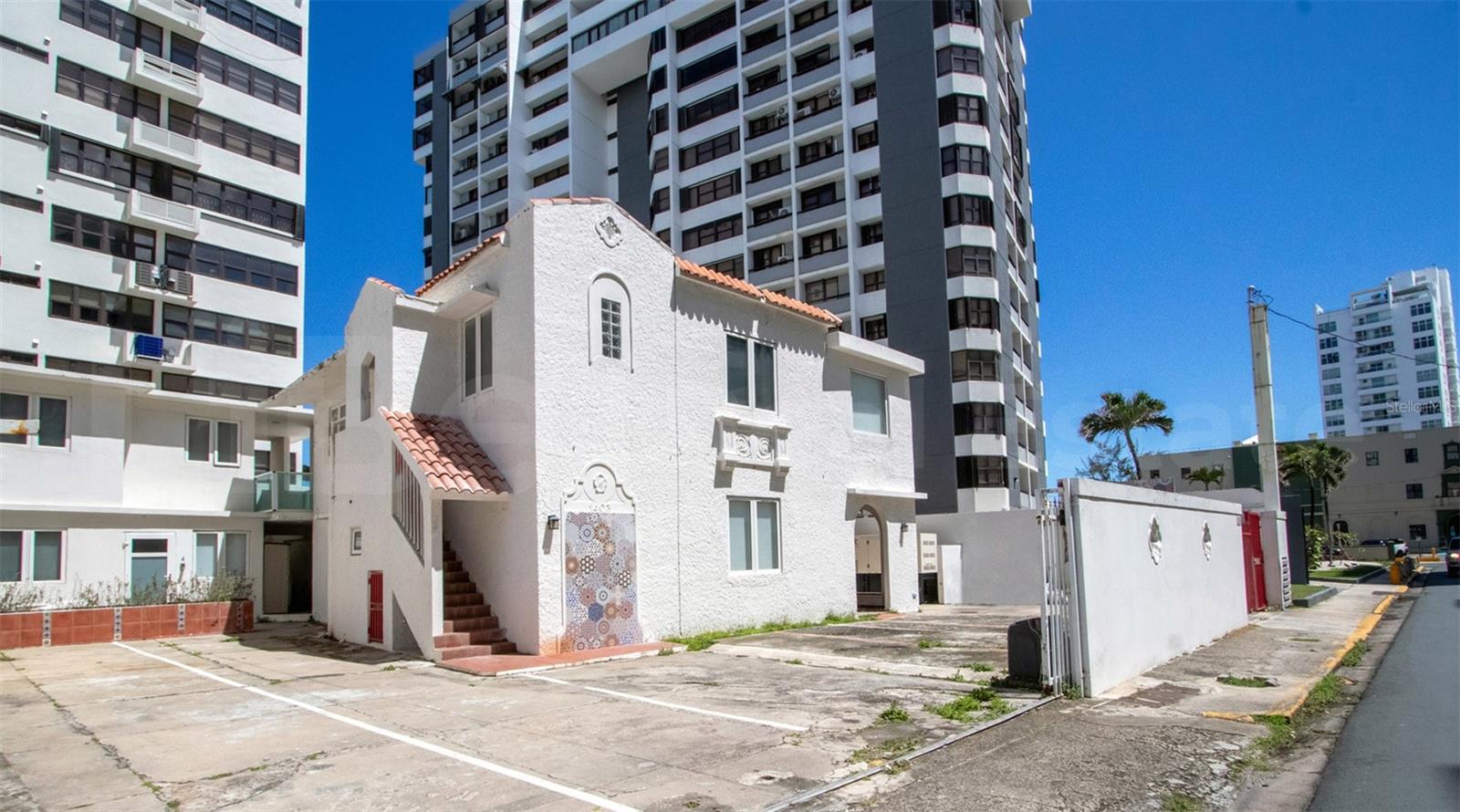 Exceptional investment opportunity in the heart of Santurce, just one block from Condado Beach and close to Ashford Avenue. This five-unit multifamily of 4000sf property offers strong income potential in one of San Juan’s most desirable rental markets, with a versatile unit mix that includes one three-bedroom unit, one two-bedroom unit, and three studios—ideal for both short-term and long-term rental strategies.
The property features gated parking, an outdoor terrace, a full power generator, and a water cistern, providing comfort and reliability. With a prime location near top dining, entertainment, and beaches, this is a rare opportunity to acquire a high-performing asset in a high-demand area.