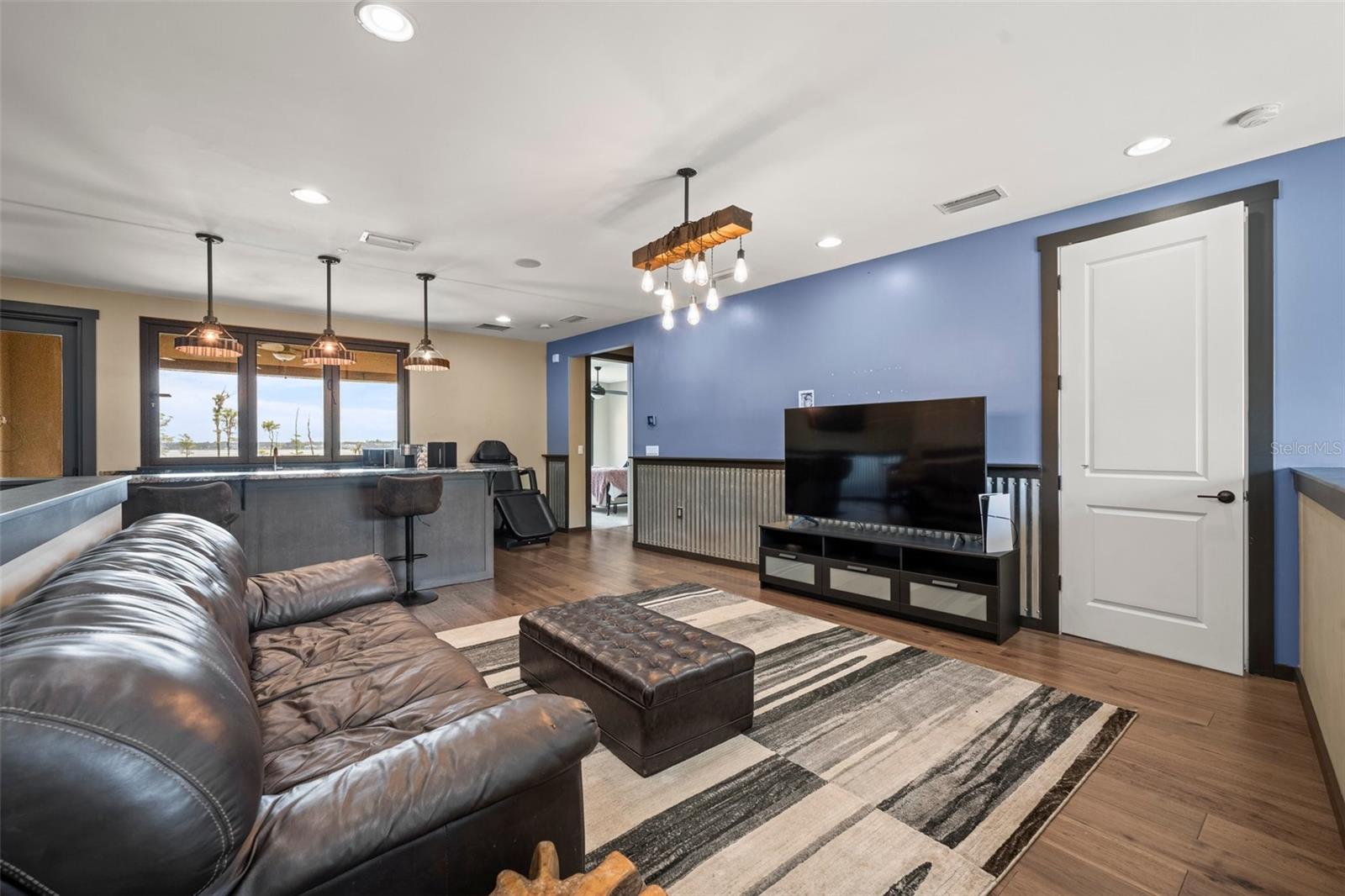 CYPRESS SHORES - Residential