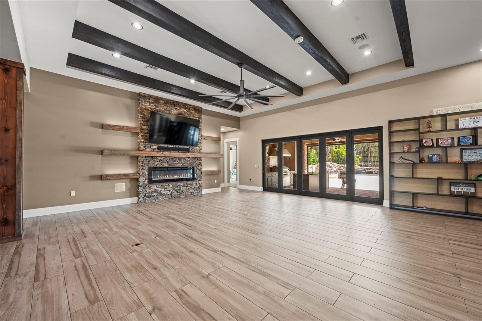 CYPRESS SHORES - Residential