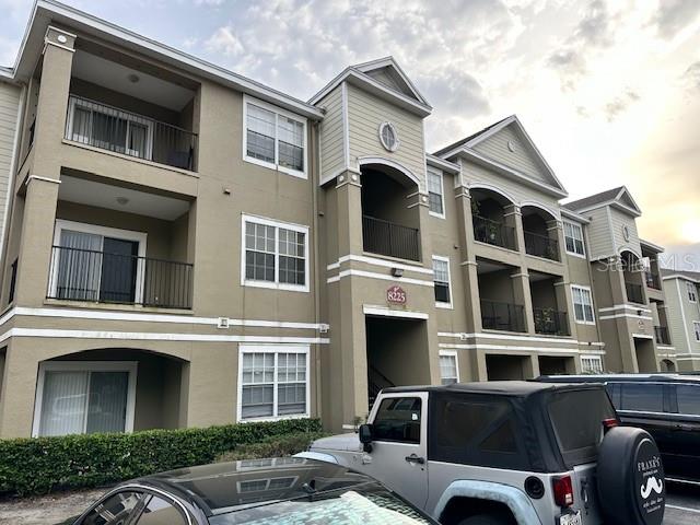 Apartment 2 bedroom and 2 baths apartment with open floor plan located on the second floor, New AC unit, refrigerator, Washer and Dryer. The master and second bedroom have large walk-in closets. Located less than 2 miles from Villa Valencia College East, 13min drive to Downtown Orlando, 16min drive to UCF. Villa Valencia is a gated community with a clubhouse, swimming pool, gym, car washing and vacuuming area