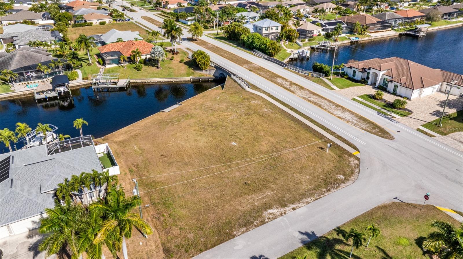 CAPE CORAL - Land