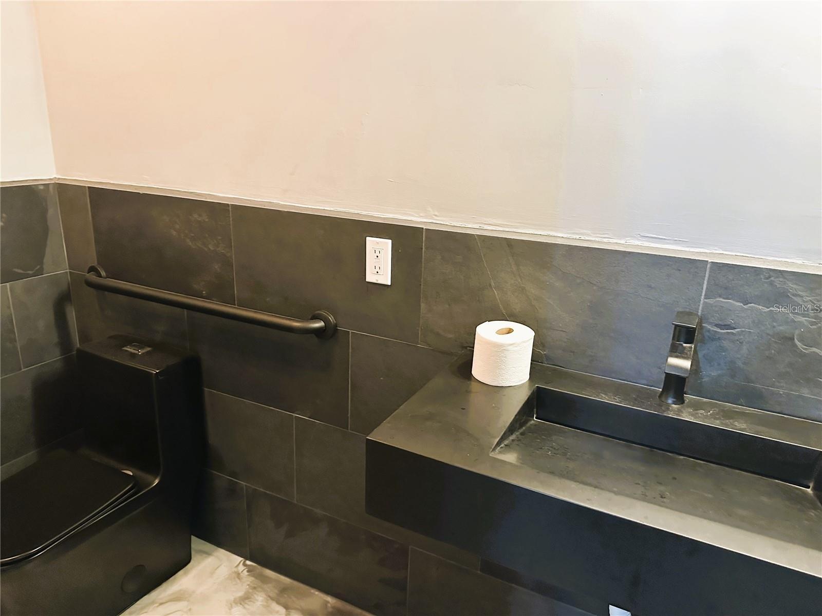 BASSADENA - Commercial Lease