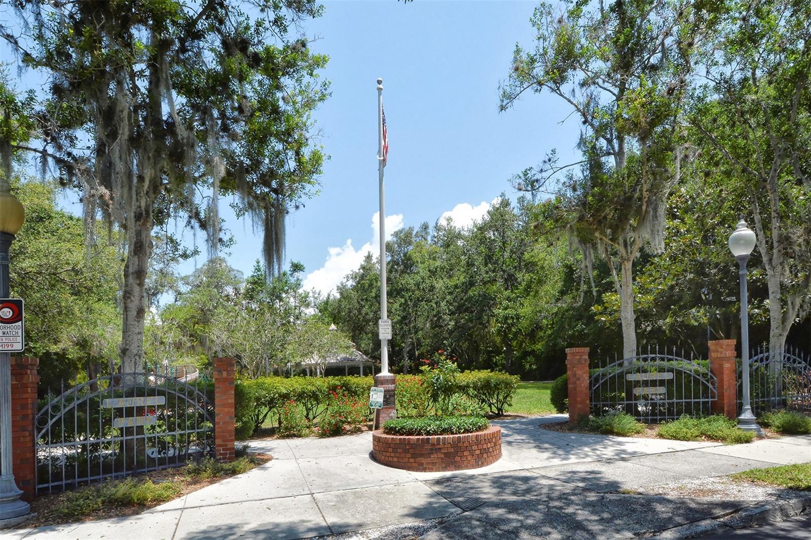 THE VILLAS ON LAUREL - Residential