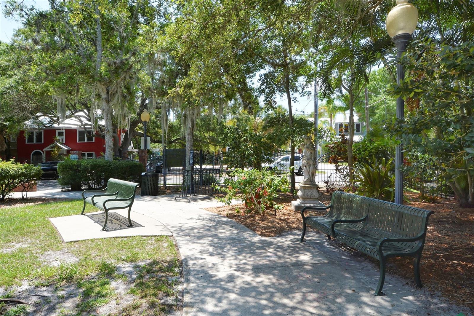 THE VILLAS ON LAUREL - Residential