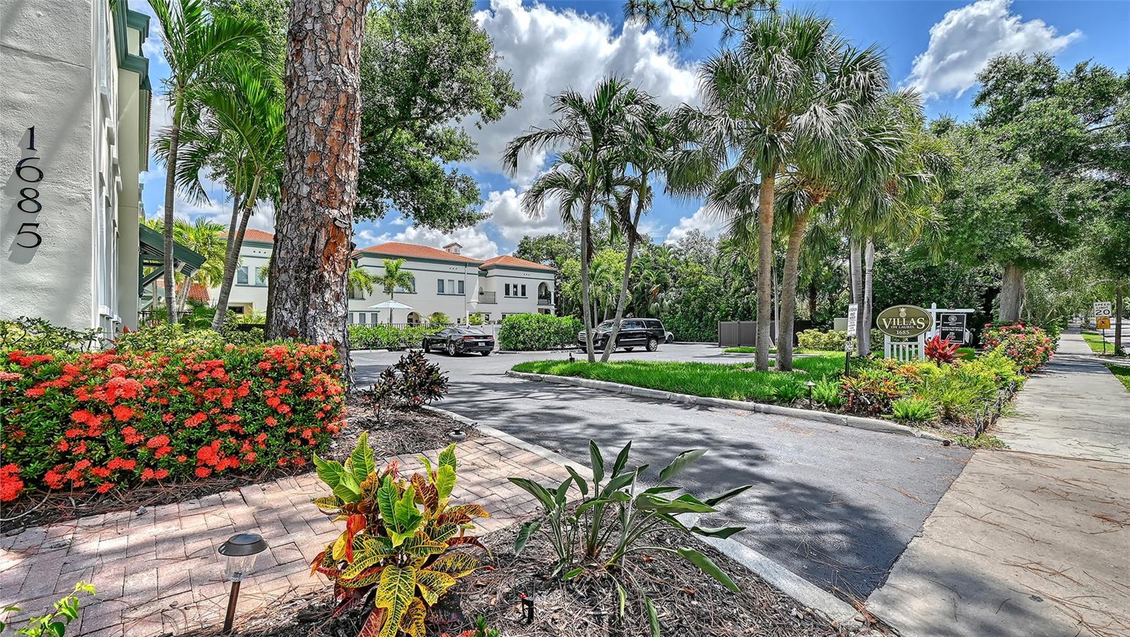 THE VILLAS ON LAUREL - Residential