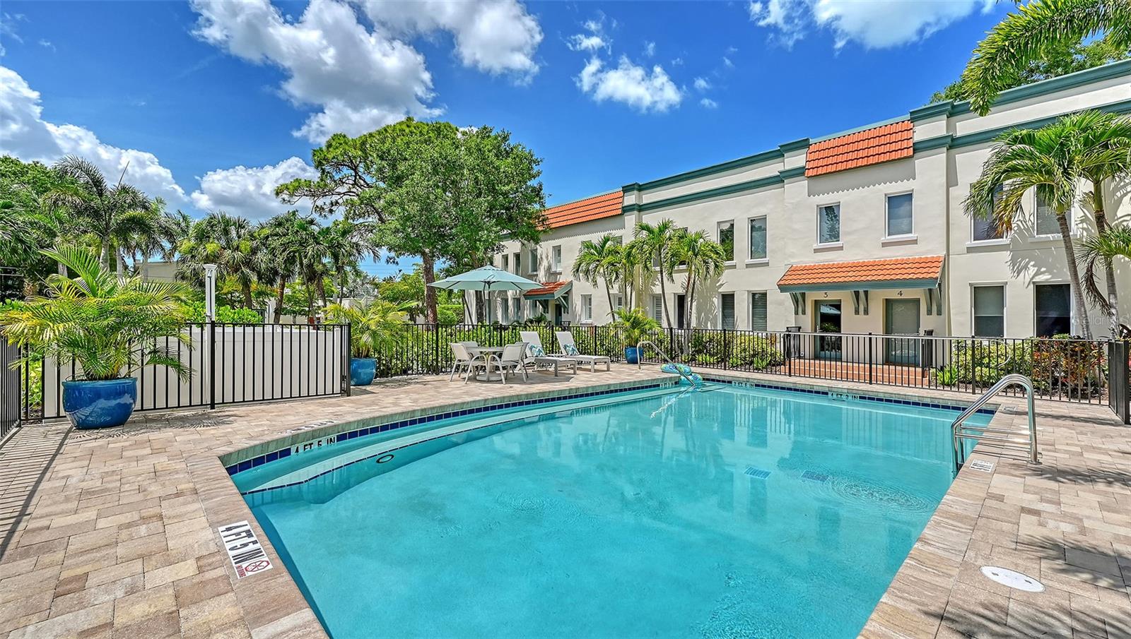 THE VILLAS ON LAUREL - Residential