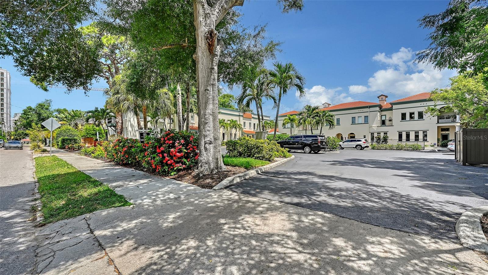 THE VILLAS ON LAUREL - Residential