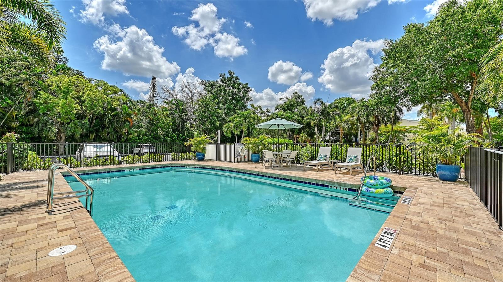 THE VILLAS ON LAUREL - Residential