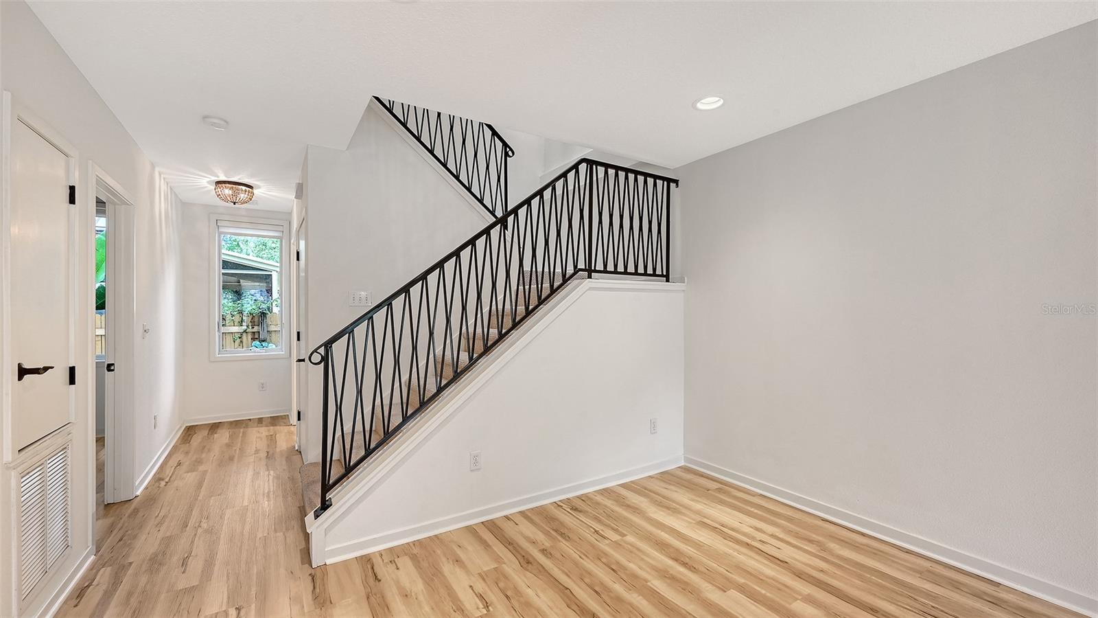 THE VILLAS ON LAUREL - Residential