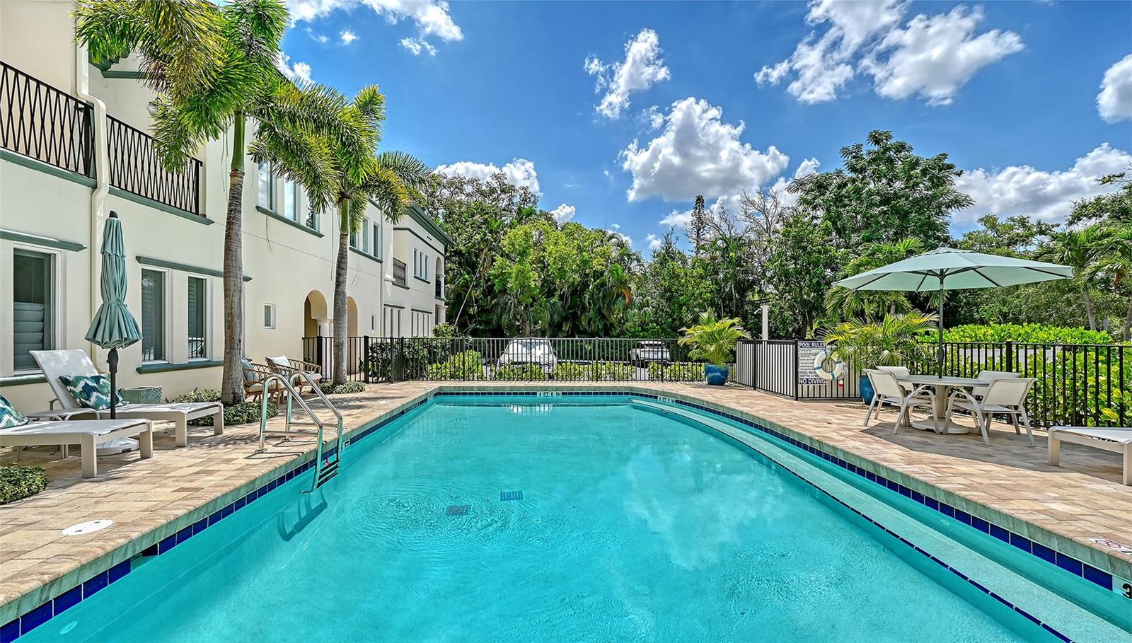 THE VILLAS ON LAUREL - Residential