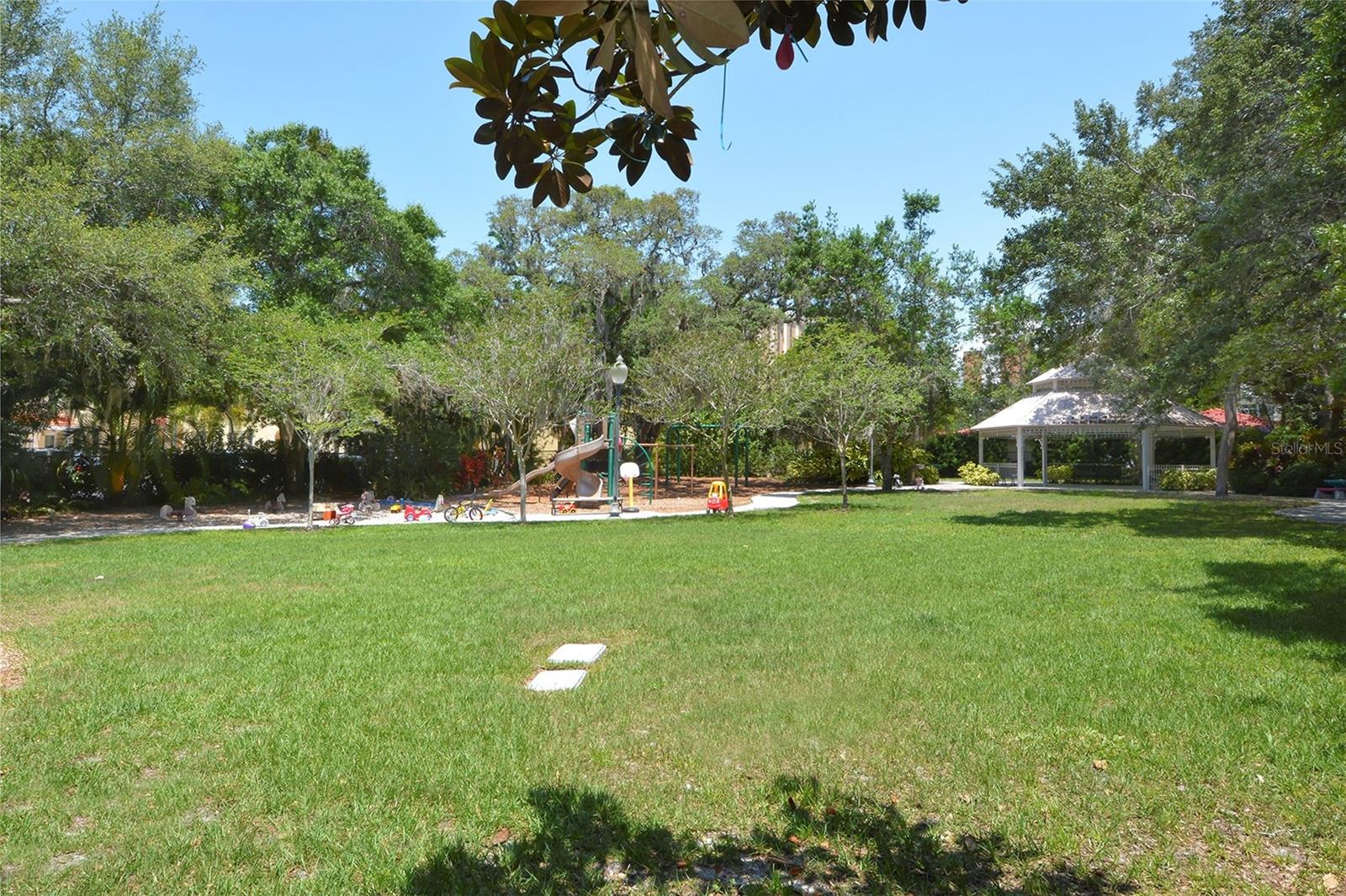 THE VILLAS ON LAUREL - Residential