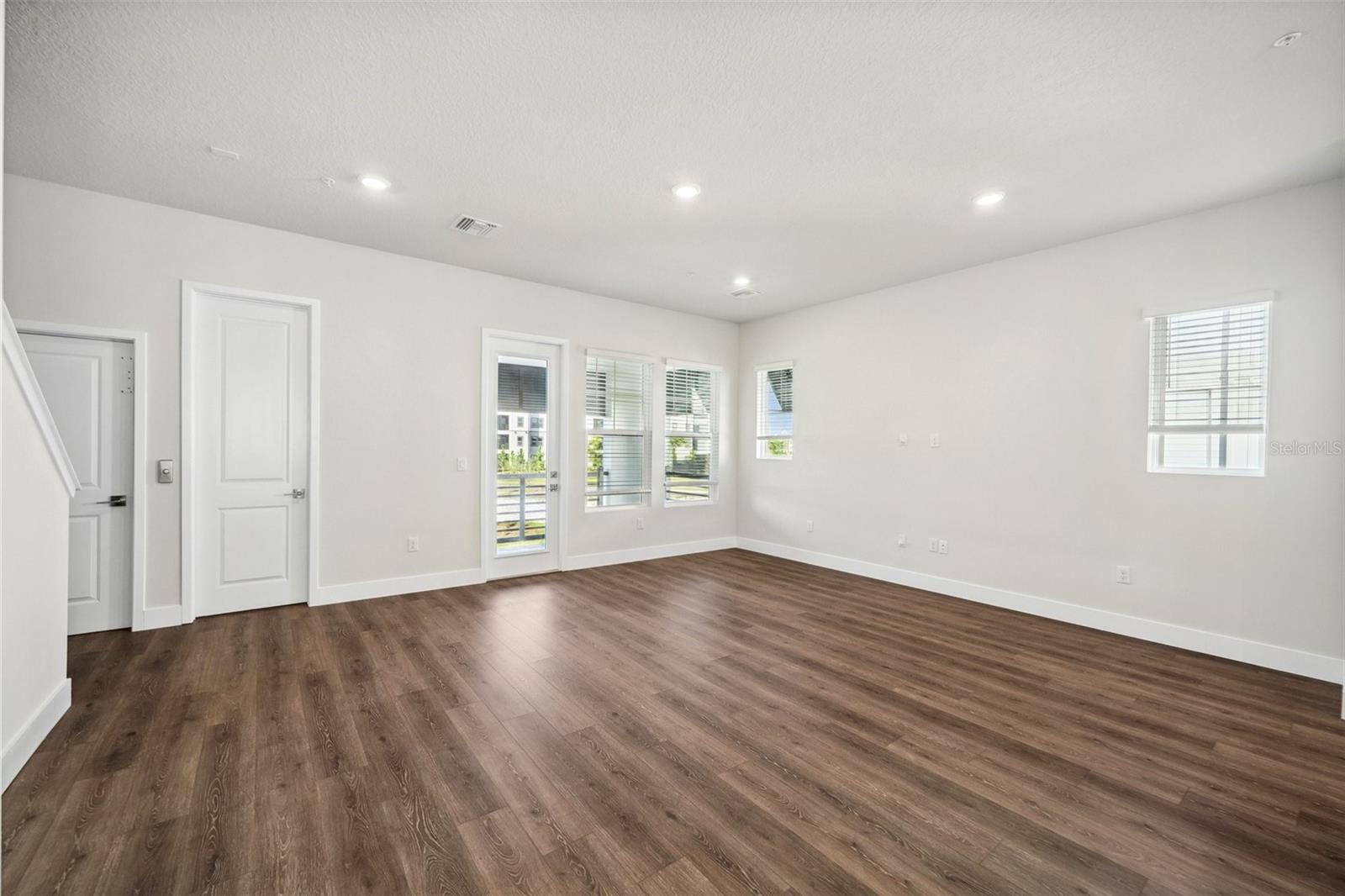 EMERALD LANDING AT WATERSIDE - Residential Lease