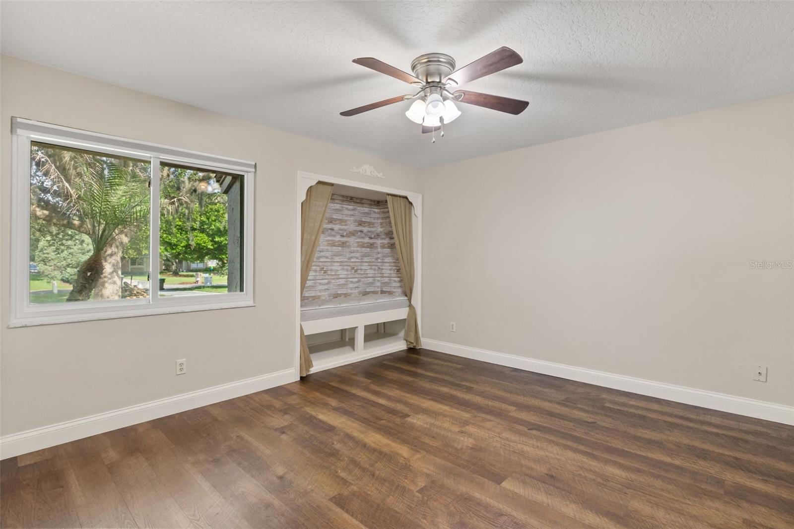 TURNBURY WOODS - Residential