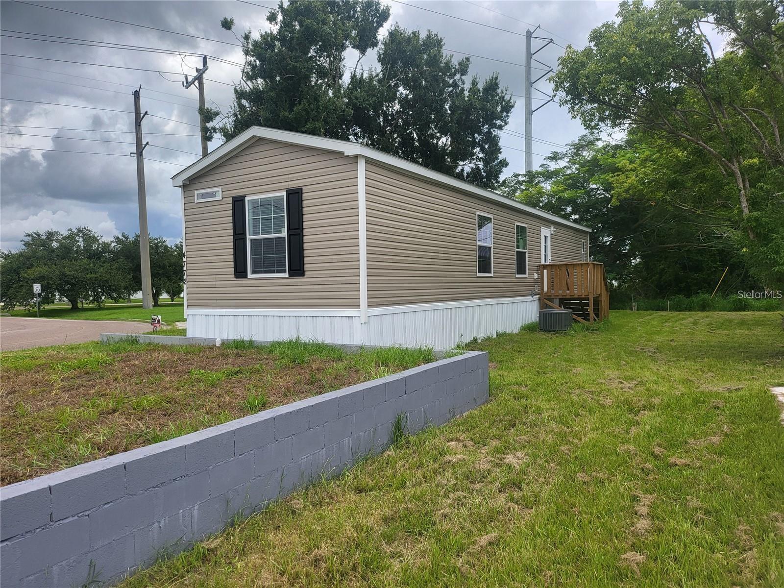 READY TO MOVE on  SEPTEMBER 5, SINGLE WIDE MANUFACTURED HOME ON OVER HALF AN ACRE ACRE! CITY WATER!!  STAINLESS APPLIANCES. 2 BEDROOMS 2 BATHROOMS. Close to I 75, shopping and restaurants
