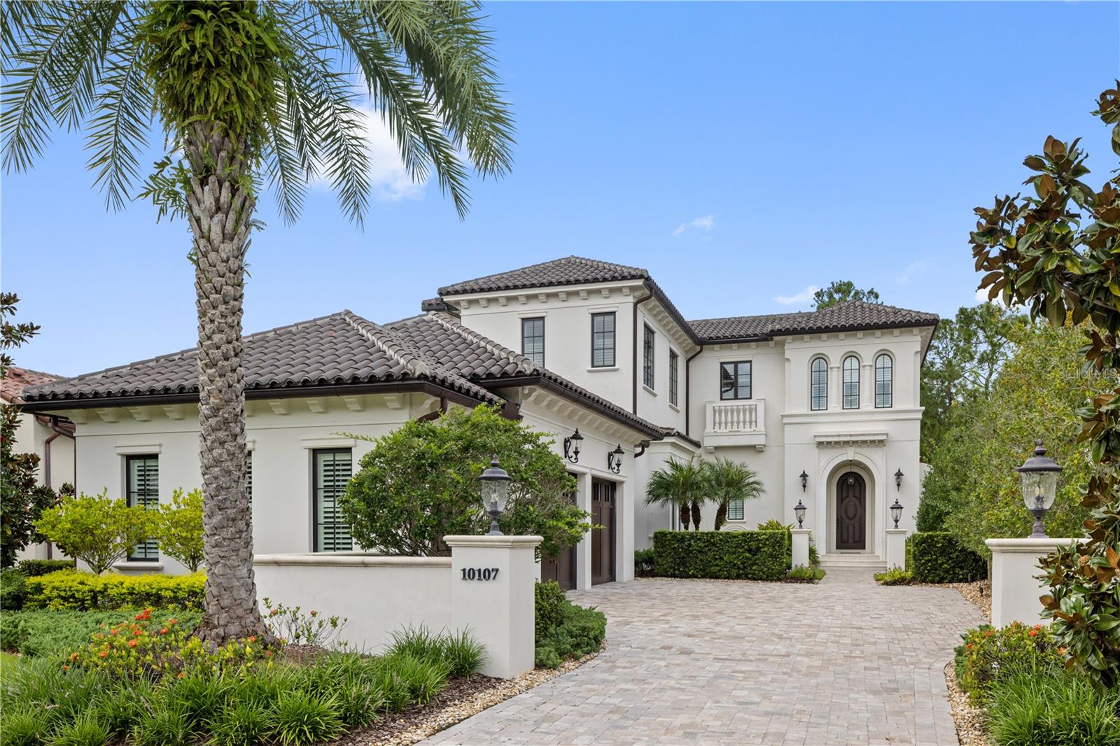 La Casa exemplifies traditional elegance and modern luxury. Near a verdant park and backing to a serene natural preserve, this Italianate home is ideal for gathering with family and friends. Open living areas and vaulted, beamed ceilings create a dramatic effect while expansive windows welcome the sunlight. The gourmet kitchen is a chef’s dream, featuring premium appliances and elegant finishes. The primary suite is a luxurious retreat unto itself, complete with a spa-inspired ensuite bathroom and a morning bar for added indulgence. A private elevator offers effortless access to the second level, including a cozy upper loft, ideal as a relaxing lounging area or media space. Step outside to enjoy outdoor living with a fireplace, gazebo, pool and spa in a tranquil setting. Disney touches are delightfully found throughout. This exquisite haven offers a rare combination of privacy, beauty, and refined living. Golden Oak at Walt Disney World® Resort is a residential resort community where families can live in the embrace of luxury, privacy, and the magic of Disney. This gated community features distinctive neighborhoods of magnificent homes, and expansive natural preserves. Club amenities include access to Golden Oak’s clubhouse, Summerhouse, with superb food offerings served in a casually elegant dining room, courtyards, pool area, fitness facilities, and family room. In addition, through club membership, residents have access to the Golden Oak Member Services team, Walt Disney World® Resort theme park transportation, signature club events, theme park experiences, and much more. Nearby at Golden Oak is Four Seasons Resort Orlando at Walt Disney World® Resort, which hosts an 18-hole Tom Fazio-designed golf course, full-service spa, meeting facilities,
and superlative restaurants.