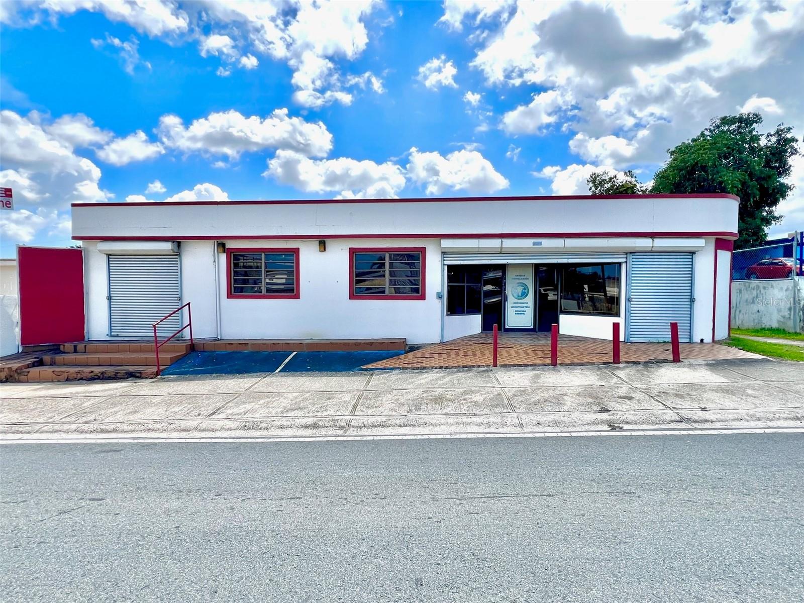 Spacious commercial space for sale on Los Dominicos Avenue, Miraflores Urbanization, Bayamón. This space previously operated as medical offices and an X-ray center. It is strategically located just 5 minutes from the Rexville Town Center shopping mall. It is situated in a high-traffic area with a large population. Zoning: Mixed Commercial/Residential. The property comprises 3,416 square feet on a 345 square meter lot. It is divided into 12 studio and office spaces, with one full bathroom and two half bathrooms, three reception areas, a kitchen, a waiting room for approximately 25 patients, and an additional office space with a separate entrance. Annual CRI: $1,400. This is a great opportunity for healthcare professionals and other professionals who need a dedicated space to operate their business.