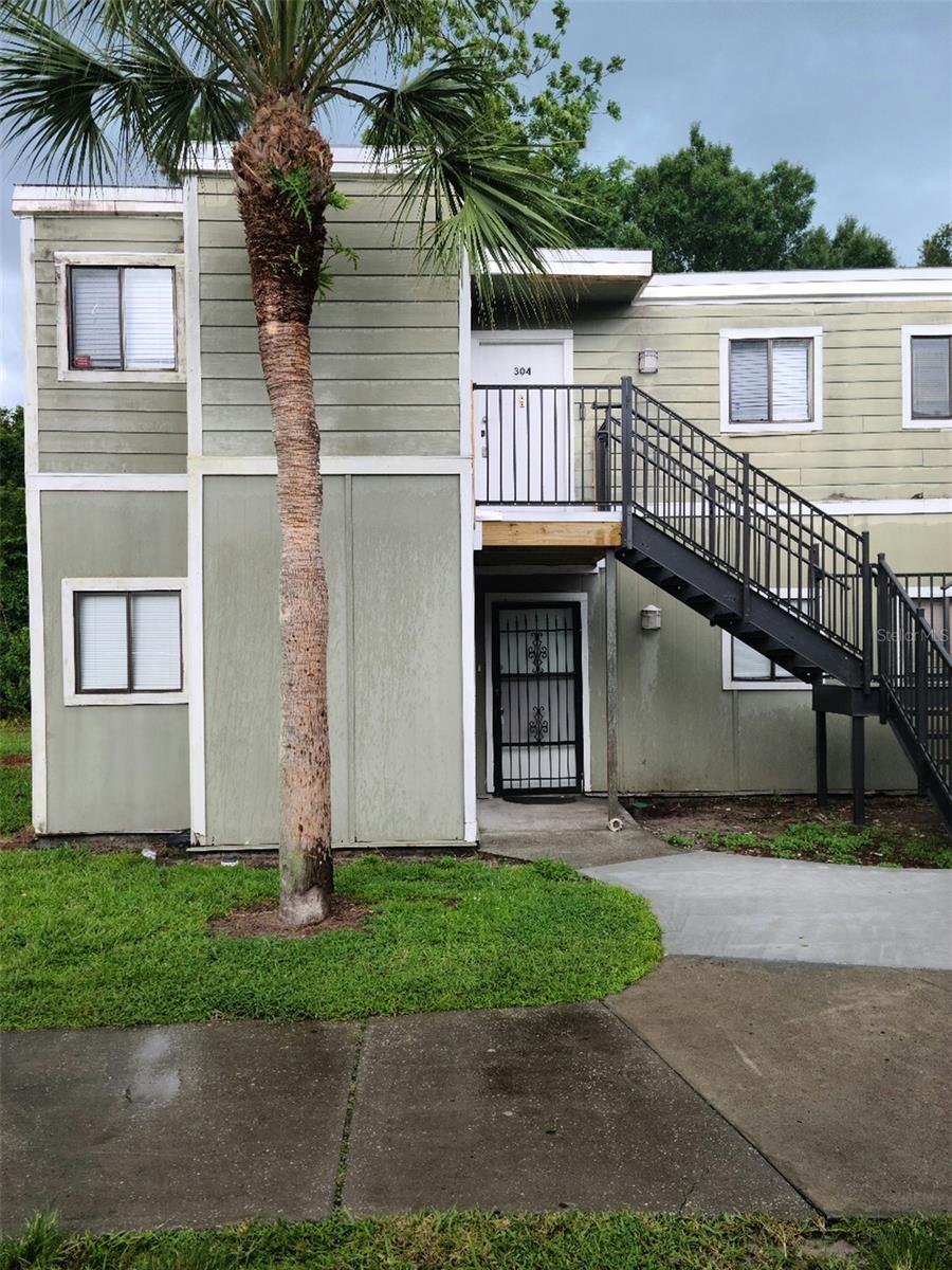 Great location for homeowner or investor. Located close to FullSail and UCF and major roads, shopping, eating and more. Don't hesitate to see
this one before it is gone!