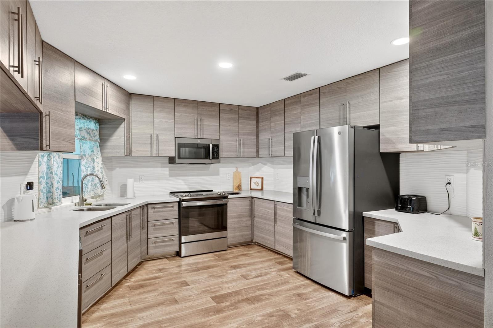 SHERWOOD LAKES - Residential