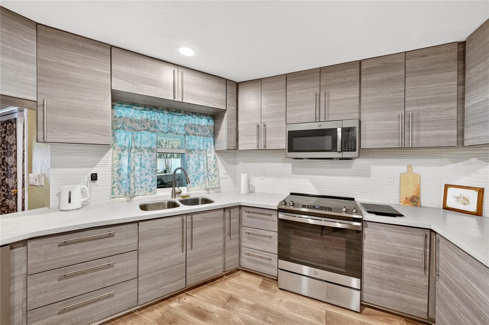 SHERWOOD LAKES - Residential