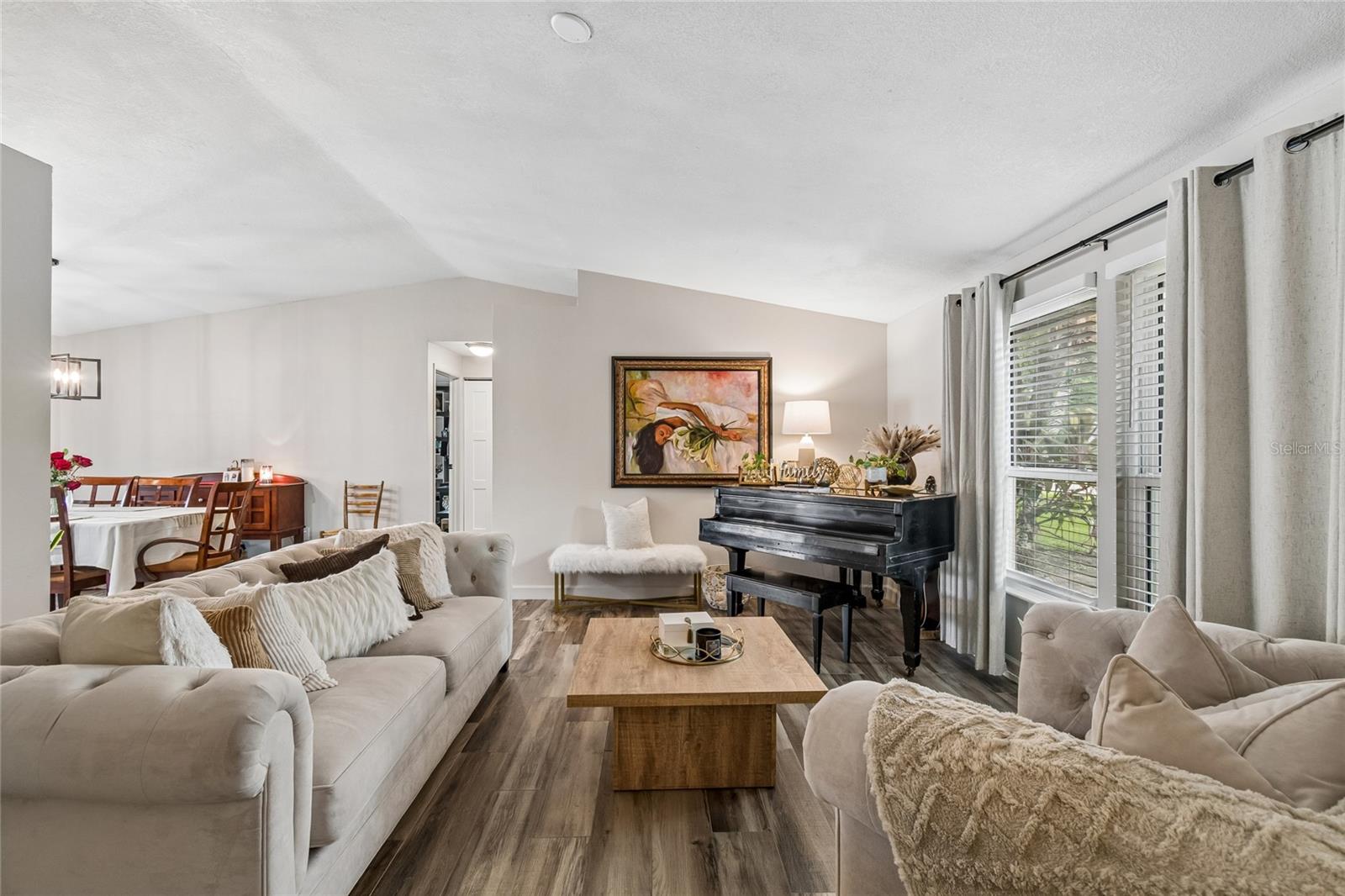 MANDARIN LAKES - Residential