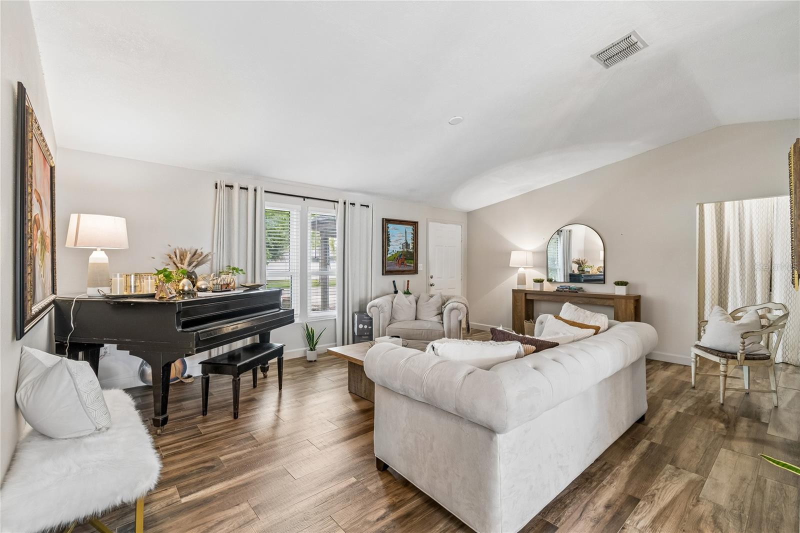 MANDARIN LAKES - Residential