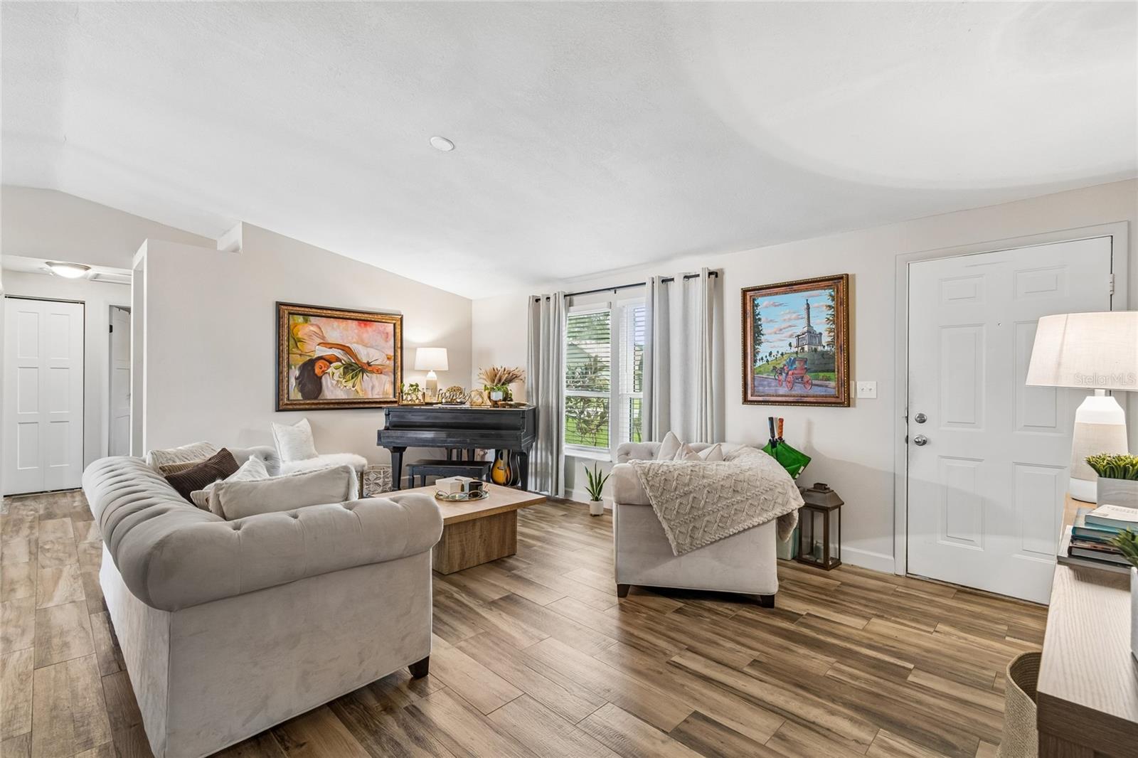 MANDARIN LAKES - Residential