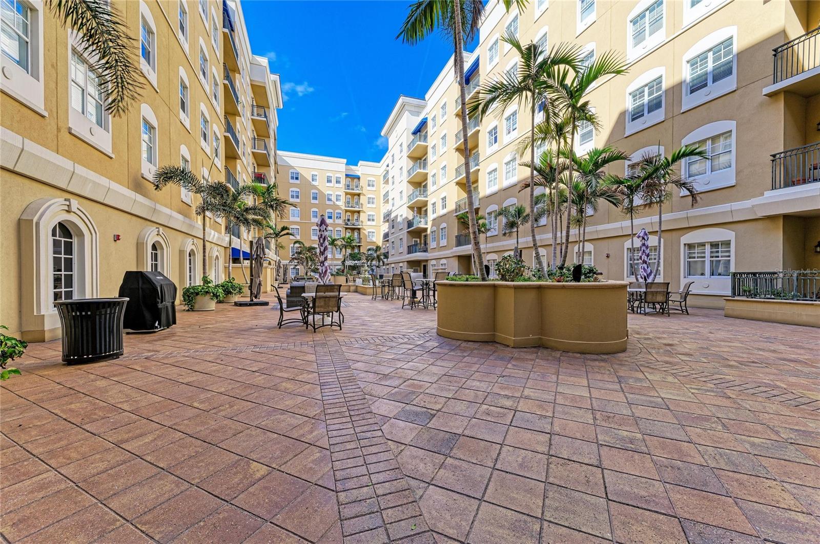 BROADWAY PROMENADE - Residential