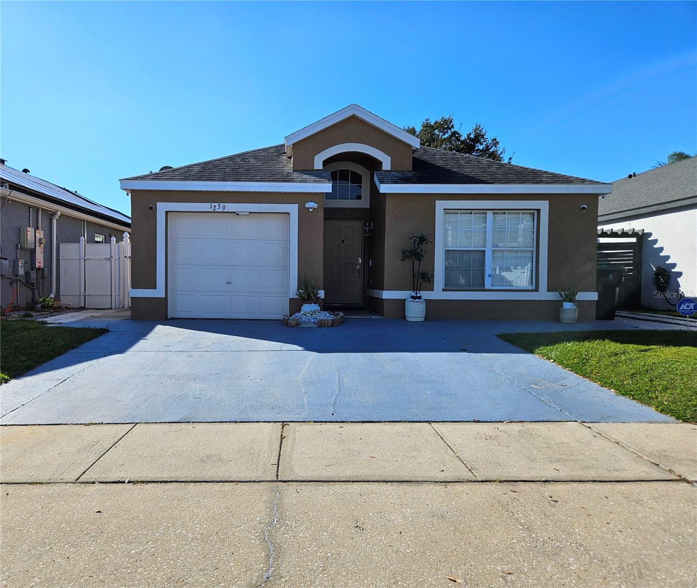 NEW LISTING in Heather at Meadow Woods! This 4-bedroom, 3bath home offers an open layout with vaulted ceilings and plenty of natural light. The kitchen features stainless steel appliances, updated counters, and freshly painted cabinets, while the spacious living and dining Step outside to your screened-in pool and fenced backyard, perfect for year-round Florida living. Additional features include a two-car garage, inside laundry, and updated lighting. Located near major highways like 417, you’re only minutes from Orlando International Airport, Downtown Orlando, Disney Parks, Publix, Walmart, restaurants, schools, and universities. Convenience and comfort all in one.
THE PROPERTY IS CURRENTLY LEASED (See Realtor remark)