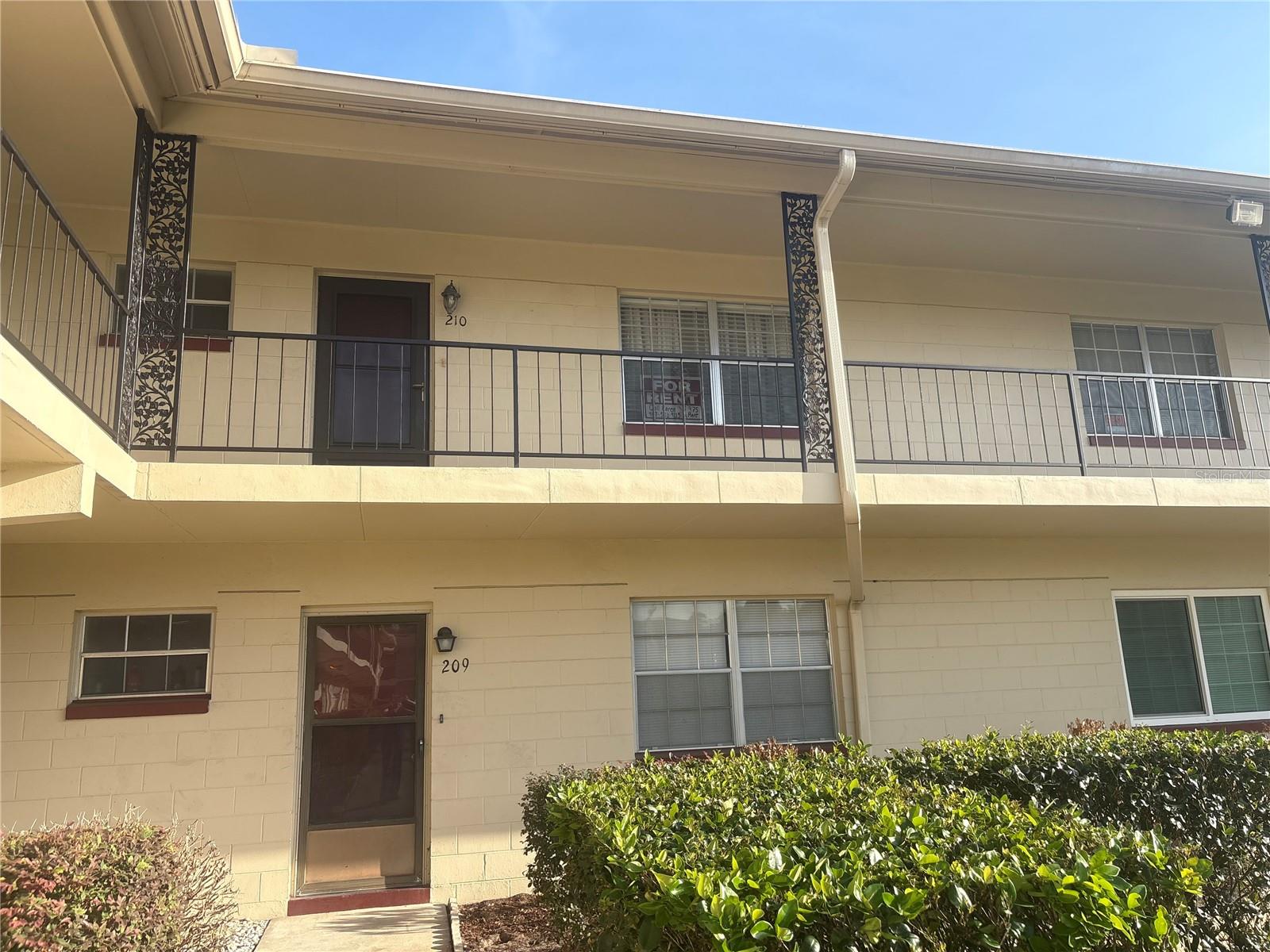 GREAT LOCATION CLOSE TO AIRPORT AND ALL MAYOR HIGHWAYS.  NICE SPACIOUS UNIT. CLEAN READY TO MOVE IN.