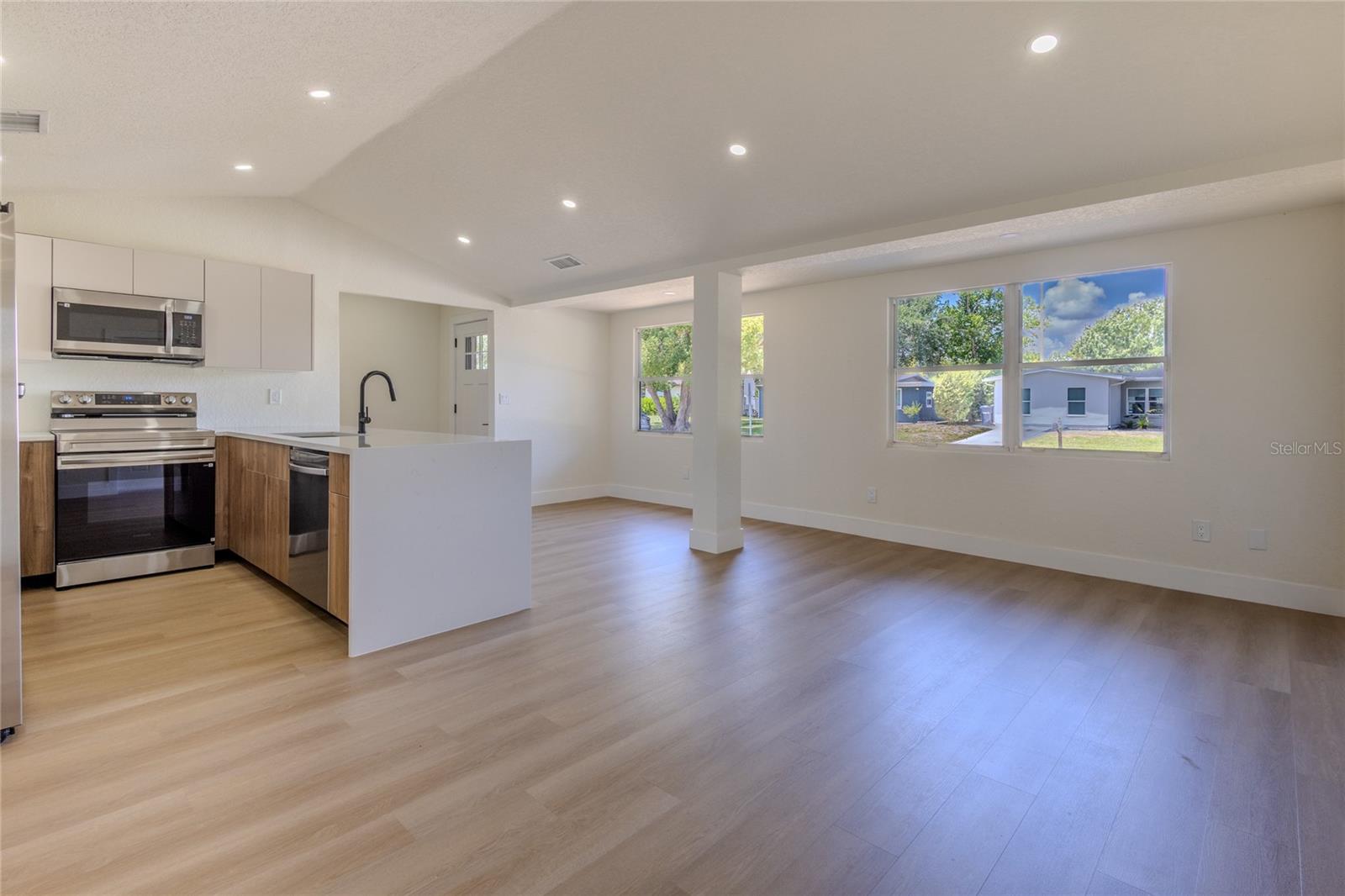 MANHATTAN MANOR 3 - Residential